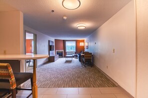 Suite, 1 habitación, hidromasaje (Feature) | Caja de seguridad en la habitación y escritorio