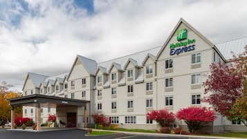 A Holiday Inn Express hotel with a covered entrance, multiple floors, and a parking lot.