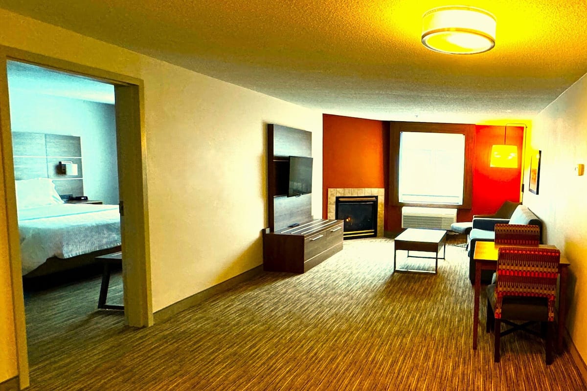 Suite, 1 Schlafzimmer, Whirlpool (Feature) | Zimmersafe, Schreibtisch, laptopgeeigneter Arbeitsplatz
