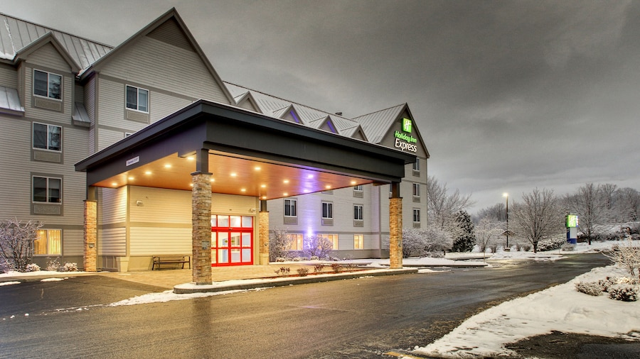 Holiday Inn Express & Suites Lincoln East - White Mountains by IHG