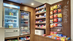 Zona autònoma per a esmorzar i begudes, amb refrescos, forns microones i una varietat d'aperitius i productes envasellats.