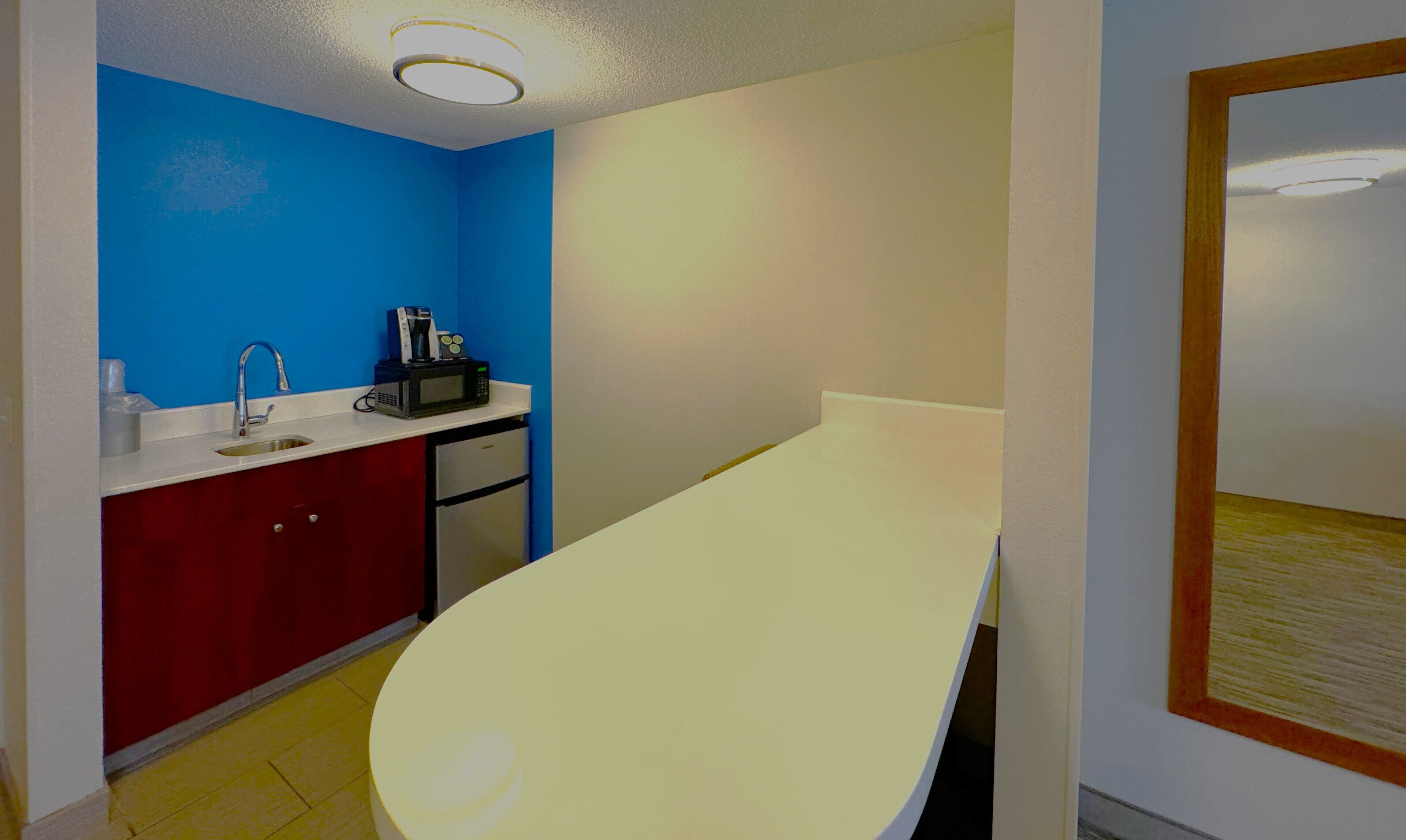suite, 1 bedroom, jetted tub (feature) | 1 bedroom, in-room safe, desk, laptop workspace