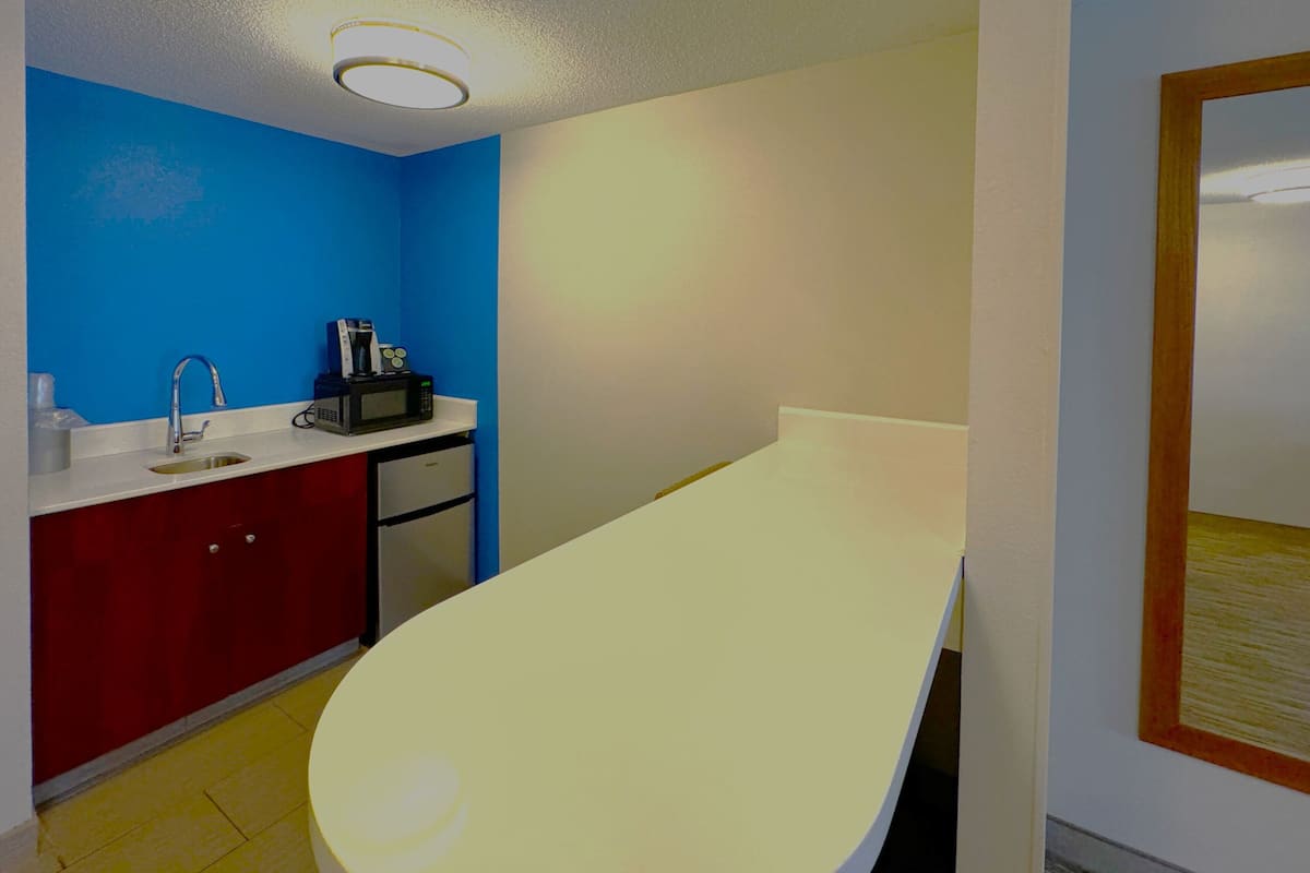 suite, 1 bedroom, jetted tub (feature) | 1 bedroom, in-room safe, desk, laptop workspace