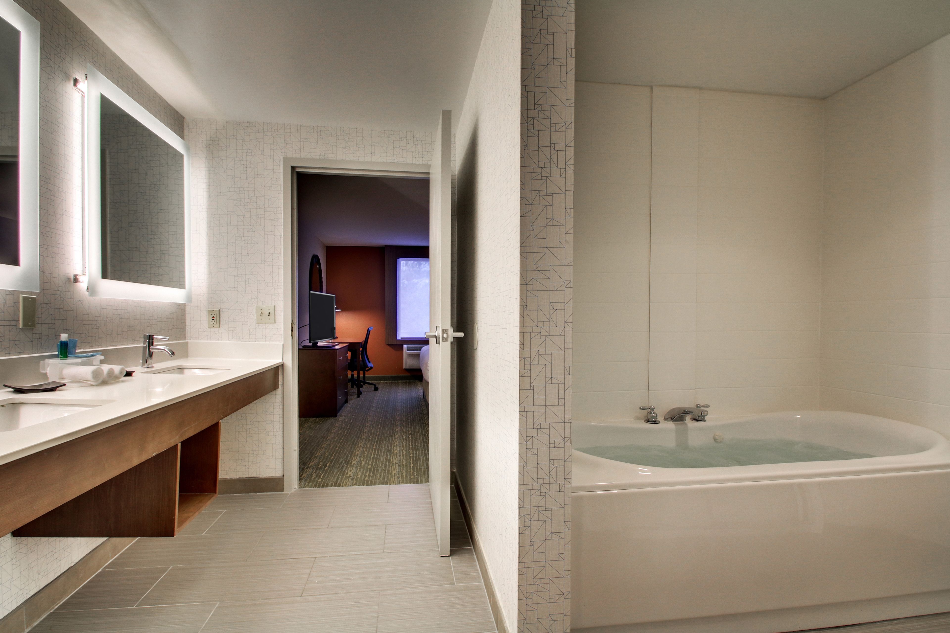 suite, 1 bedroom, jetted tub (feature) | bathroom | combined shower/bathtub, free toiletries, hair dryer, towels