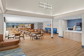 Tägliches inbegriffenes kontinentales Frühstück