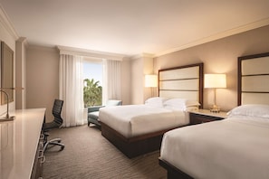 Allergitestet sengetøy, senger med overmadrass og safe på rommet