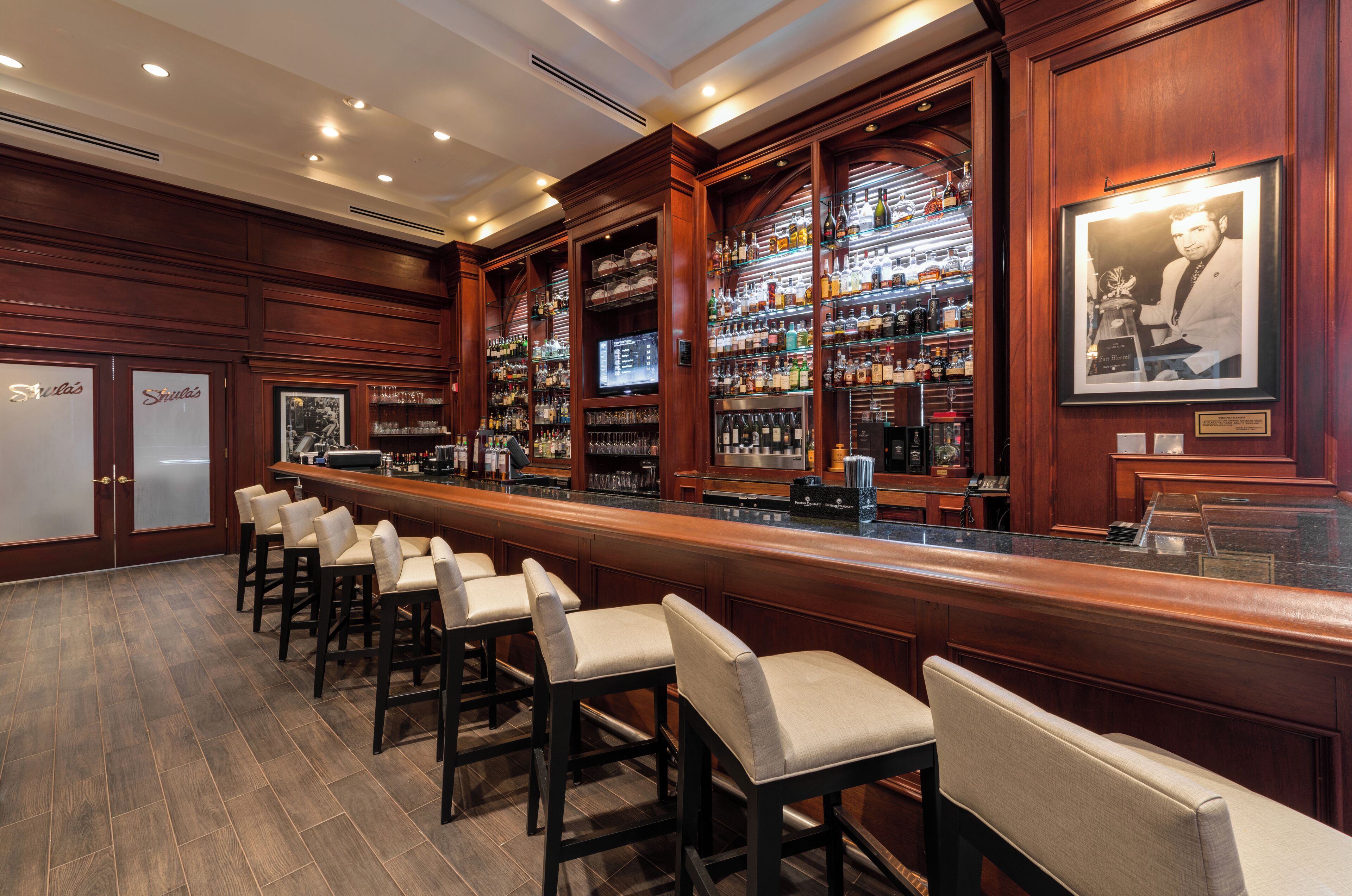 供应早餐、午餐和晚餐