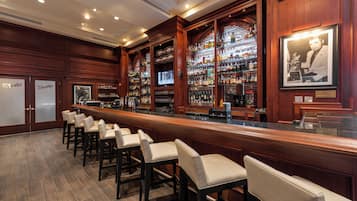 Serveert ontbijt, lunch en diner