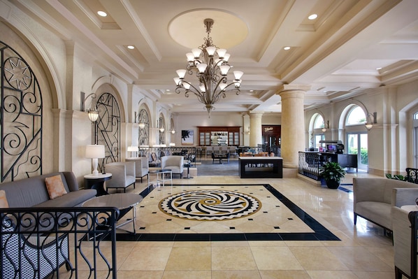 Lobby - Hilton Naples (Naples)