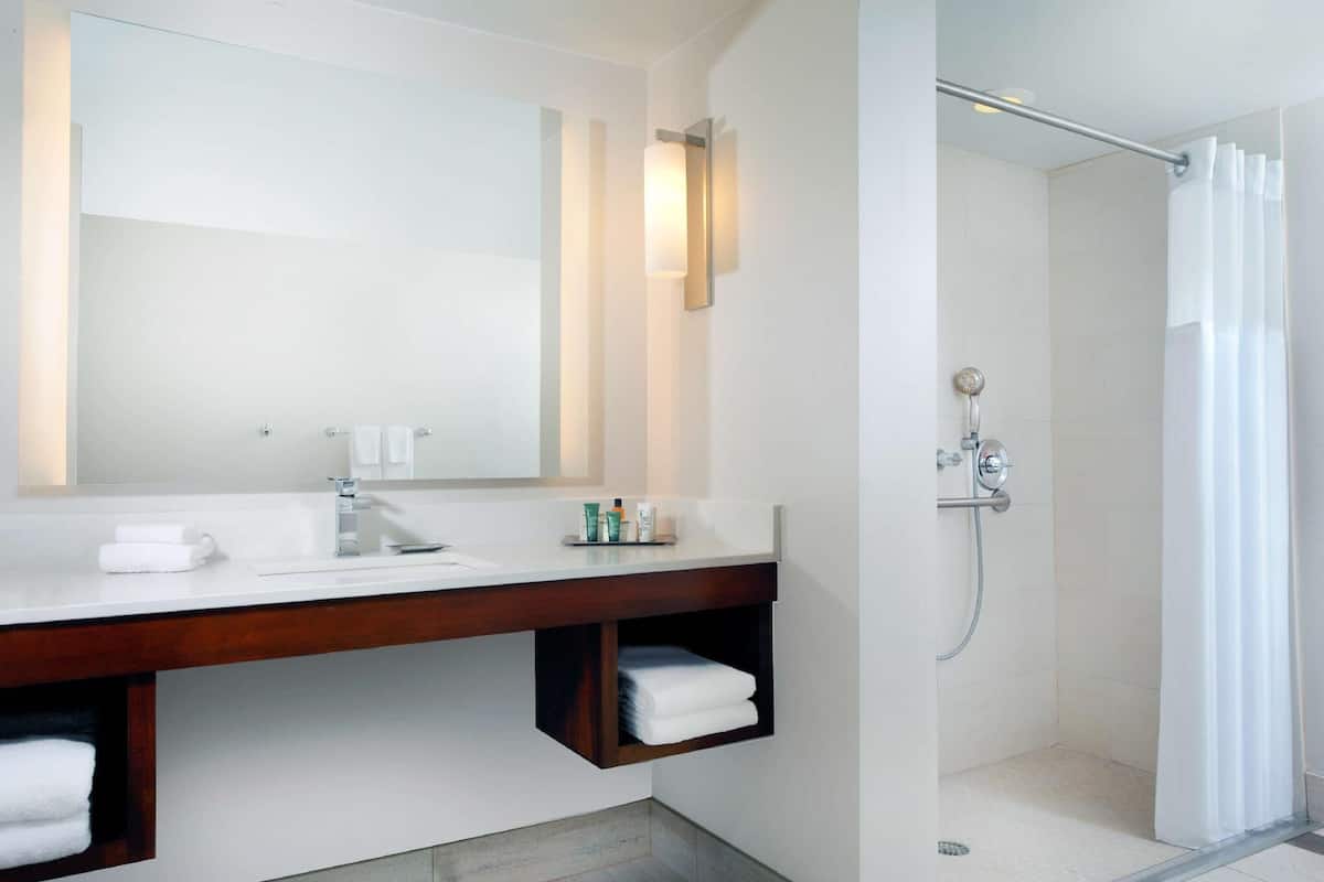 Combined shower/tub, designer toiletries, hair dryer, towels