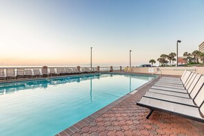 Una piscina al aire libre (de 09:00 a 23:00), sombrillas, tumbonas