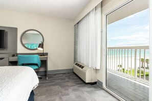 Habitación, 2 camas de matrimonio, no fumadores, vistas parciales al mar | Ropa de cama de alta calidad, caja fuerte, cortinas opacas