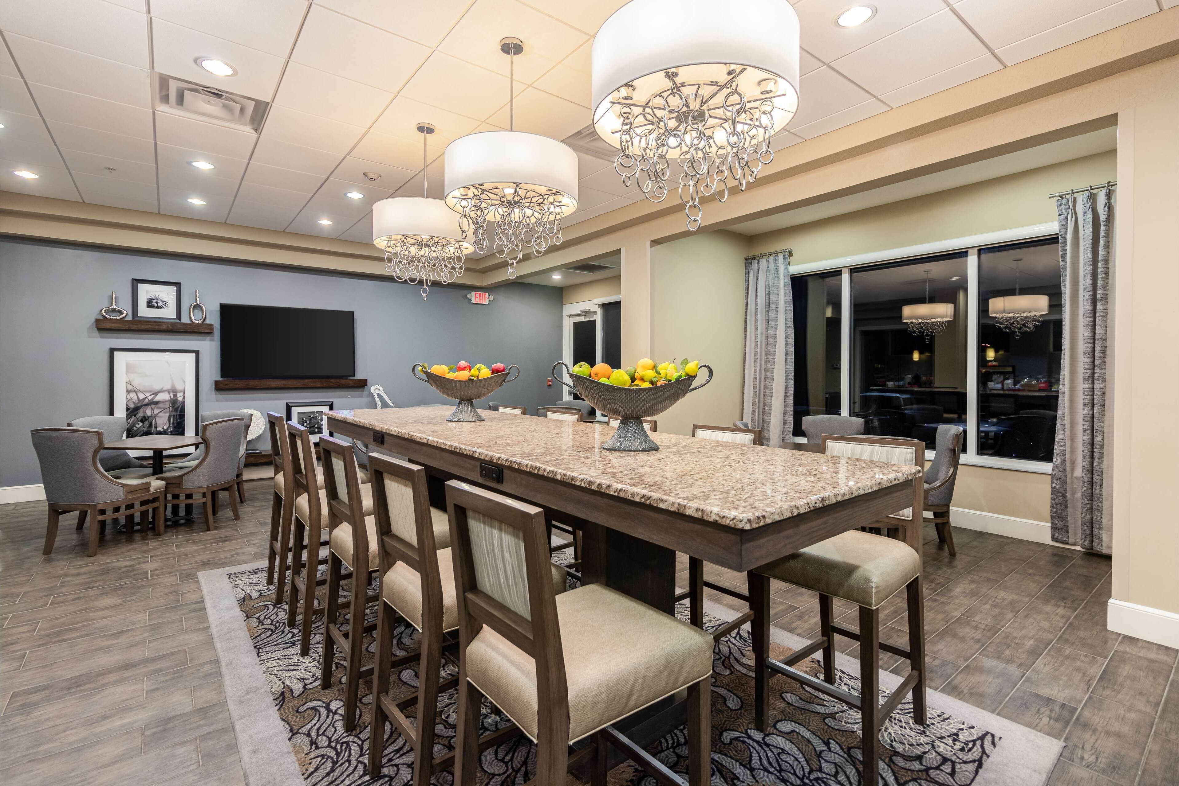 Café da manhã com buffet grátis todos os dias