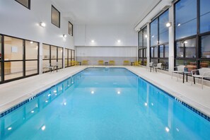 Indoor pool, open 8:00 AM to 10:00 PM, pool umbrellas, sun loungers - Hampton Inn Hotel Detroit/Belleville-Airport Area (Belleville)