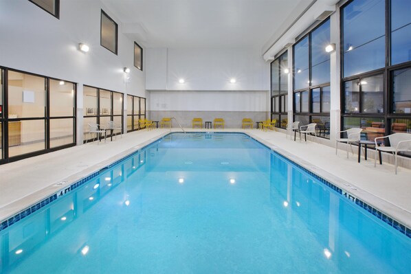 Indoor pool, open 8:00 AM to 10:00 PM, pool umbrellas, pool loungers - Hampton Inn Hotel Detroit/Belleville-Airport Area (Belleville)