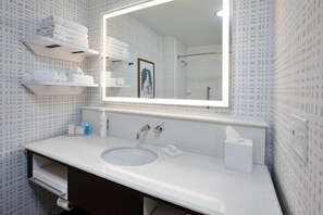 Combined shower/bathtub, spring water bathtub, rainfall showerhead