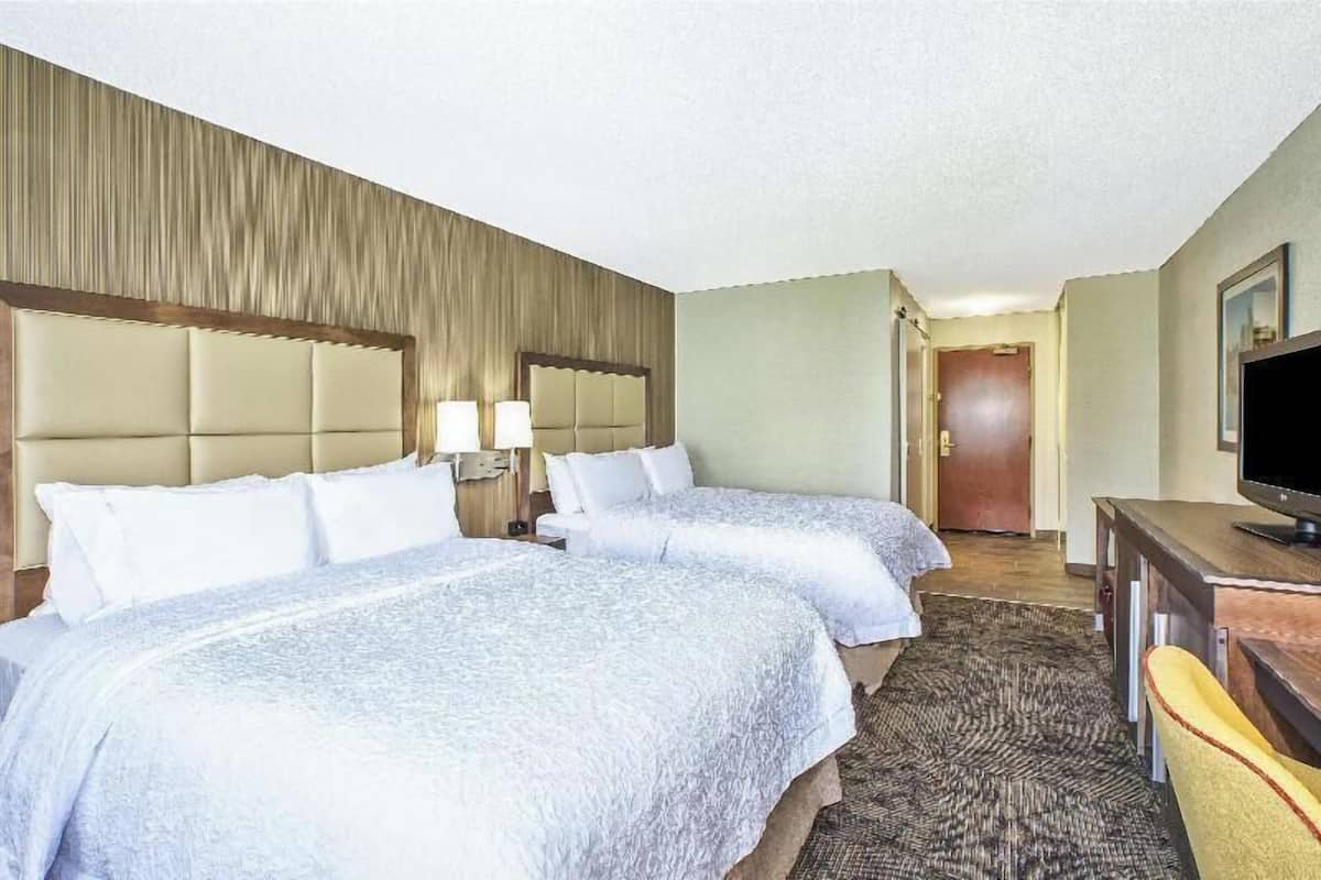 1 phòng ngủ, bộ đồ giường cao cấp, nệm có lớp đệm bông, bàn