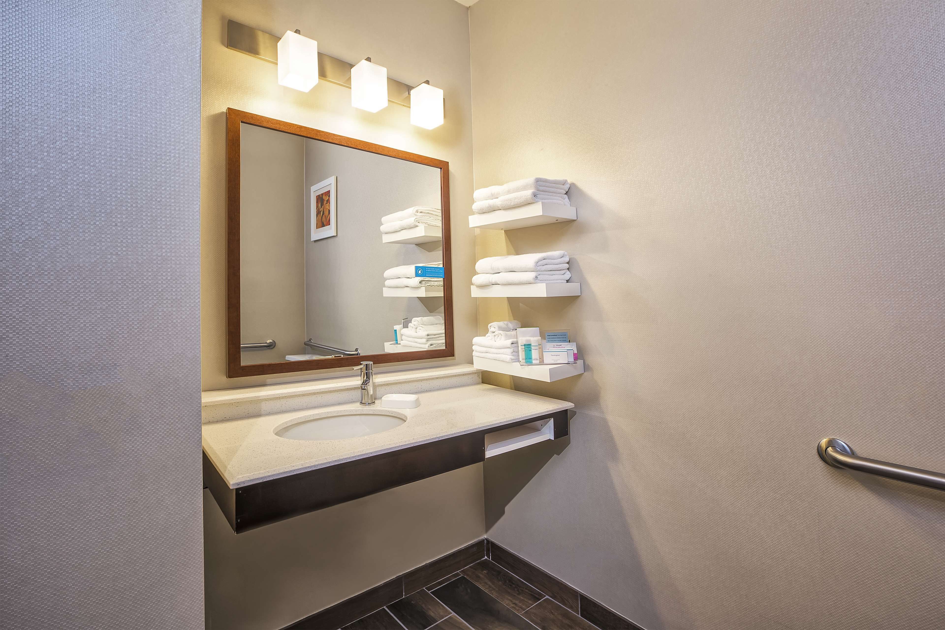 combined shower/bathtub, spring water bathtub, rainfall showerhead