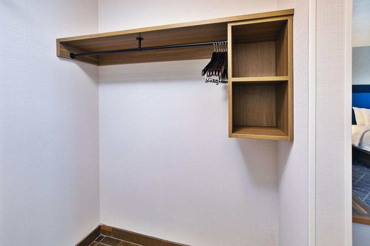 1 bedroom, premium bedding, pillow-top beds, desk