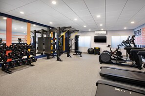 A gym with various exercise equipment, including dumbbells, a bench, and cardio machines. - Hampton Inn Hotel Detroit/Belleville-Airport Area (Belleville)