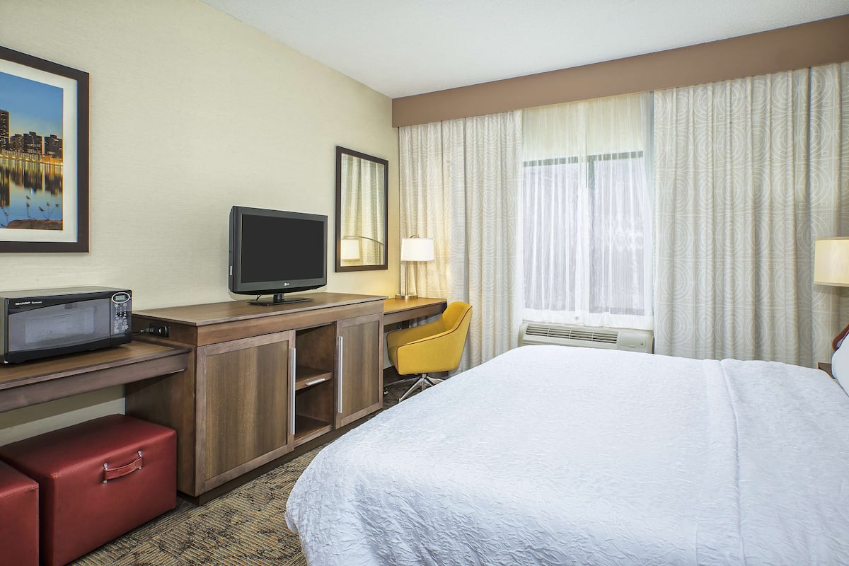 1 chambre, literie de qualité supérieure, surmatelas, bureau