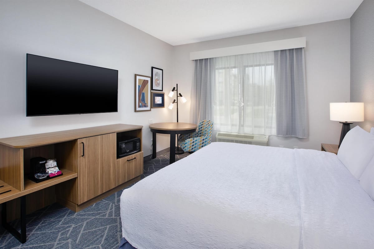 1 bedroom, premium bedding, pillow-top beds, desk