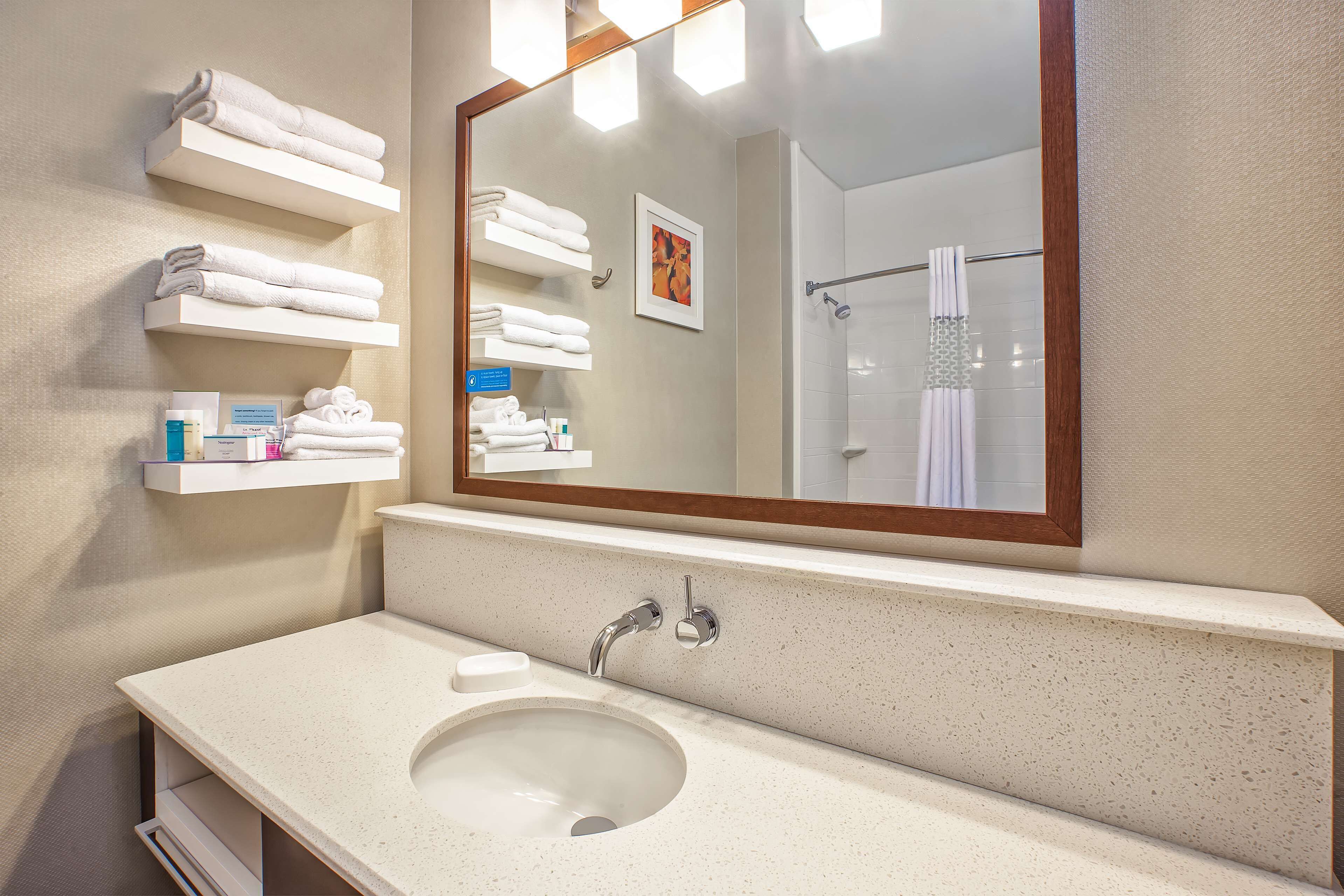 combined shower/bathtub, spring water bathtub, rainfall showerhead