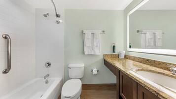 Un baño con bañera, inodoro y lavabo.