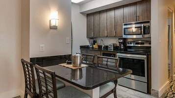 Suite, 1 Bedroom | Private kitchen | Microwave, coffee/tea maker, toaster, blender