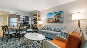 Suite, 2 chambres | Coin séjour | Télévision de 43 pouces avec chaînes par câble