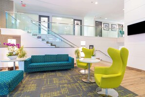 Lobby - Hampton Inn and Suites by Hilton, Downtown Vancouver (Vancouver)