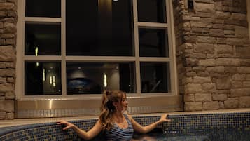 Una piscina techada, sillones reclinables de piscina