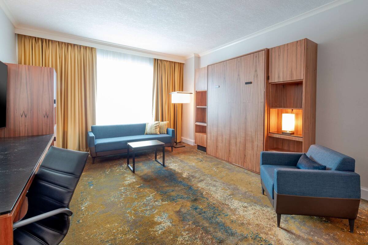 Regency, 套房, 1 张特大床 | 高档床上用品、客房内保险箱、办公桌、笔记本电脑工作区
