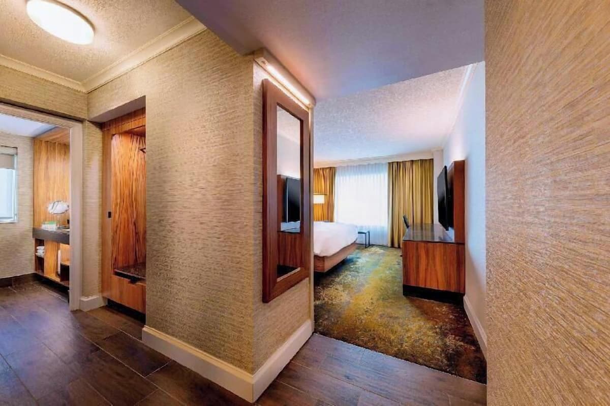 Premium bedding, in-room safe, desk, laptop workspace