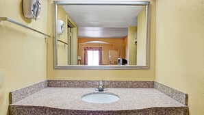 Kamar, 1 Tempat Tidur Queen, Bebas Asap Rokok | Kamar mandi | Perlengkapan mandi gratis, pengering rambut,  dan handuk