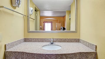 Room, 1 Queen Bed, Non Smoking | Bathroom | Free toiletries, hair dryer, towels