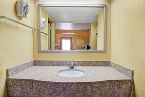 Room, 1 Queen Bed, Non Smoking | Bathroom | Free toiletries, hair dryer, towels