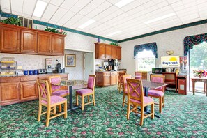 Termasuk sarapan segera setiap hari 