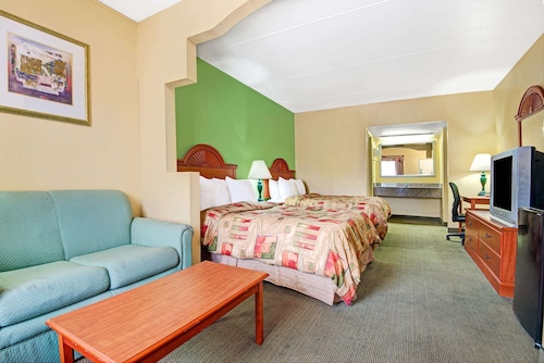 Super 8 by Wyndham Nashville Near Downtown / I-40