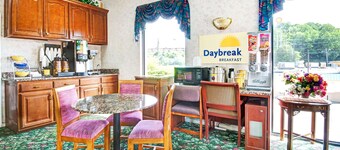 Super 8 by Wyndham Nashville Near Downtown / I-40