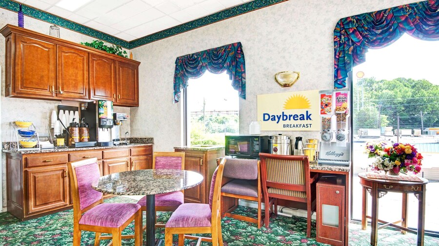 Super 8 by Wyndham Nashville Near Downtown / I-40