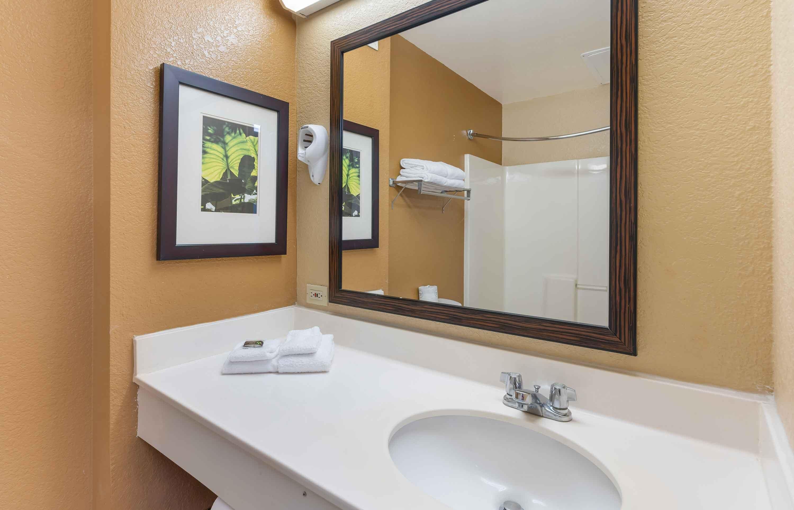 Combined shower/tub, free toiletries, hair dryer, towels