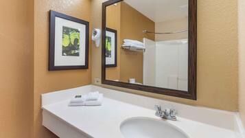 Combined shower/tub, free toiletries, hair dryer, towels