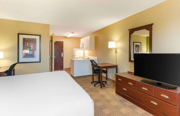 Studio, 1 King Bed, Non Smoking | Iron/ironing board, free WiFi, bed sheets