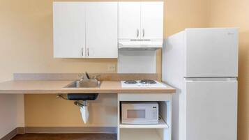 Studio, 1 Queen Bed, Accessible, Non Smoking | Private kitchen