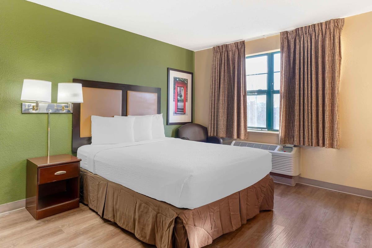 Tabla de planchar con plancha, wifi gratis y ropa de cama