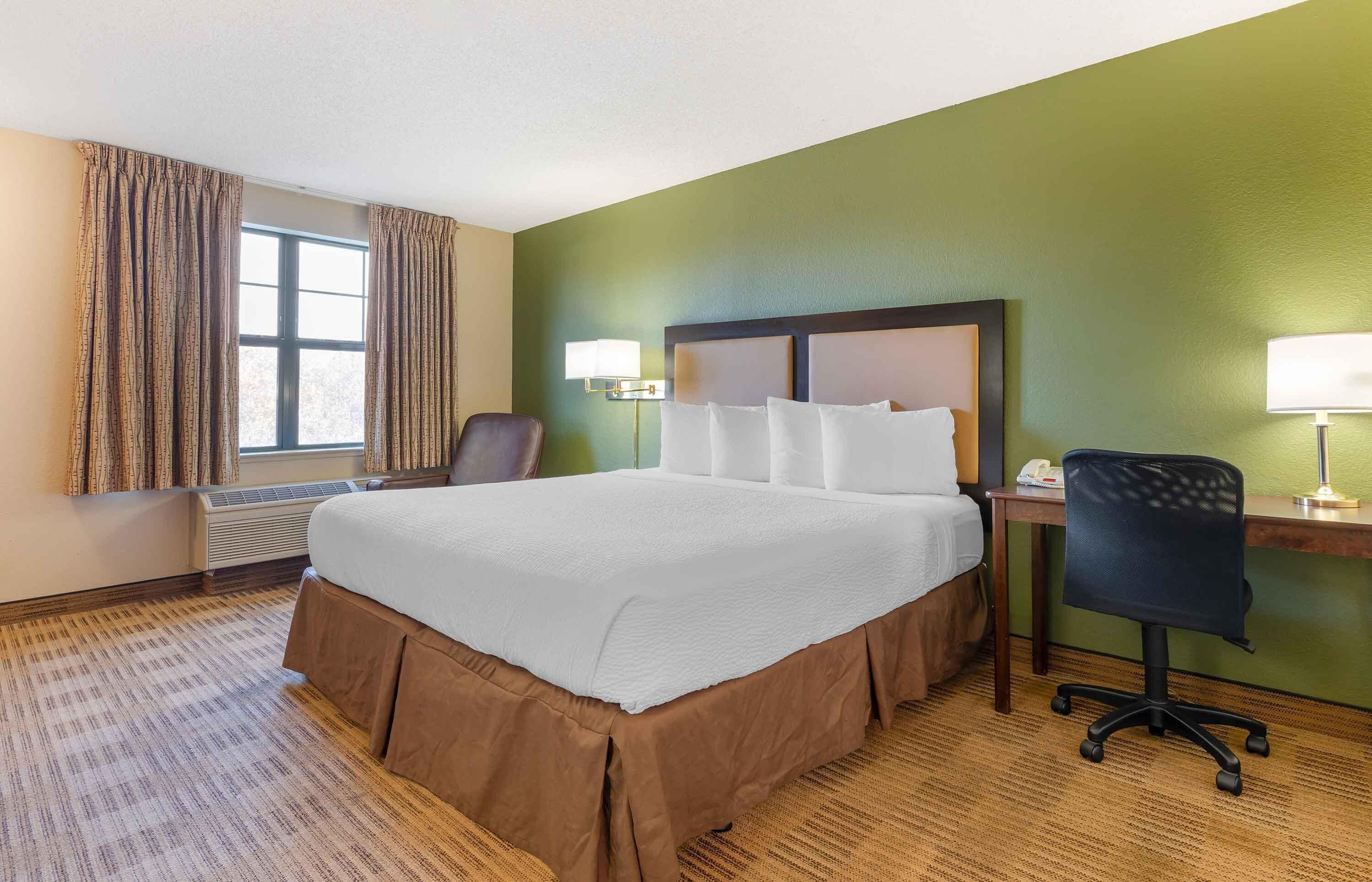 Studio, 1 King Bed, Non Smoking | Iron/ironing board, free WiFi, bed sheets