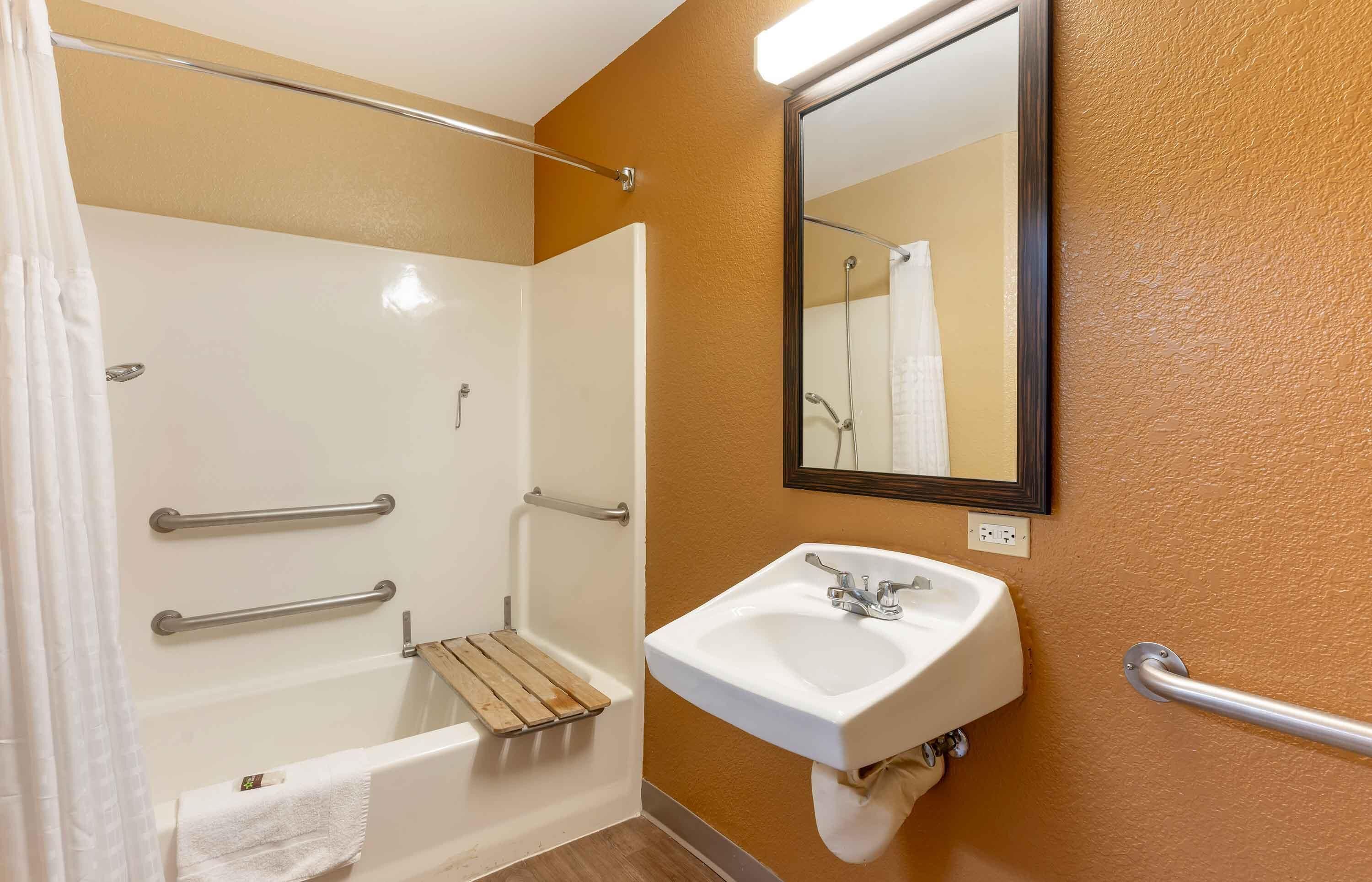 Studio, 1 grand lit, accessible aux personnes à mobilité réduite, non-fumeur | Salle de bain