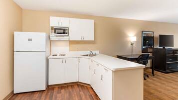 Coffee/tea maker, fridge, microwave, stovetop
