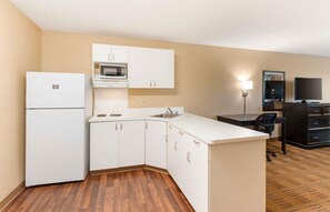 Coffee/tea maker, fridge, microwave, stovetop - Extended Stay America Suites Dublin Hacienda Dr (Dublin)